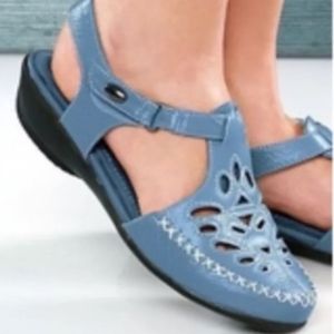 Beacon Leather T-Strap Sandals size 7.5 blue